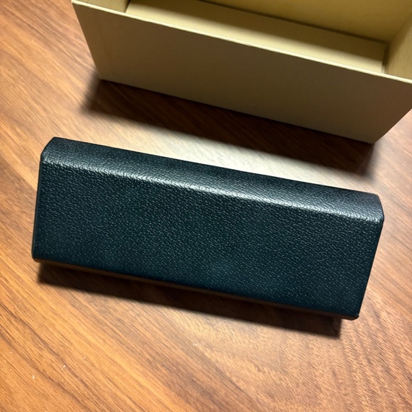 Burberry sunglasses case with exterior box - Picture 4 of 8